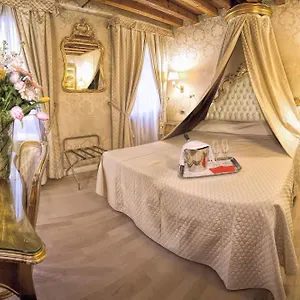 Noemi Venice